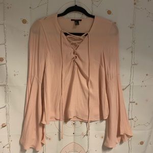 Super cute bell sleeve lace up top💗